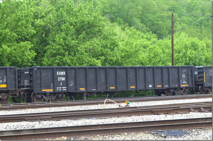 EAMX (Everest Railcar Services) gon 2786 has been hauling something that dented the sides. 218,800 lbs; 2,743 cu ft; and built by Trinity. Shelby KY on 05-08-2022.