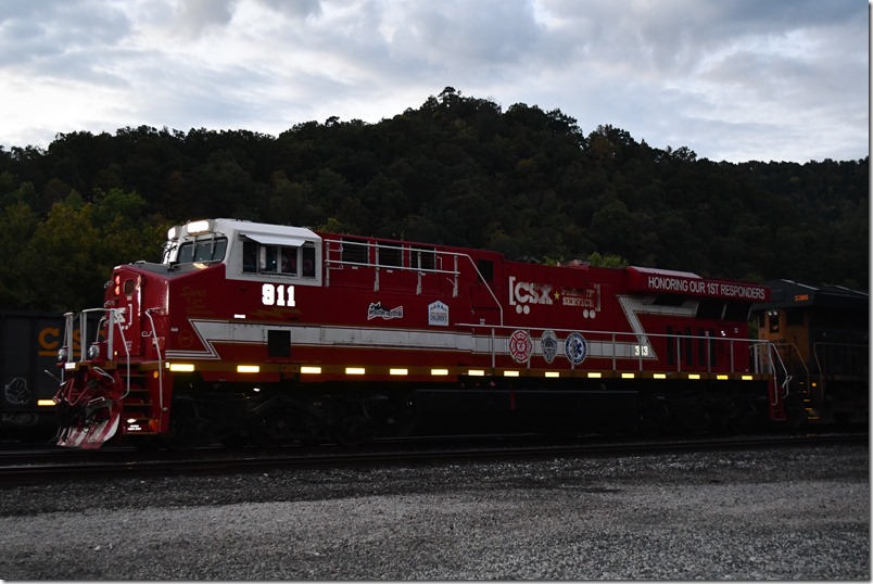 By the time we got to Shelby more railfans showed up. M692 had 53 cars. CSX 911.