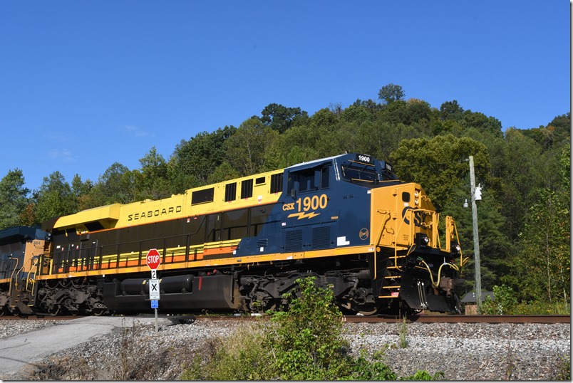 CSX 1900-7384-7233 prepare to cut off at Emma KY and run around the train.