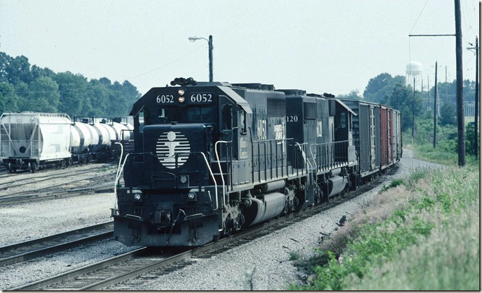 JACH (Jackson MS to Markham Yard, Chicago) pulls to a stop behind IC 6052-6120. I like these Conrail-style train designations...easy to figure out. IC Fulton KY.