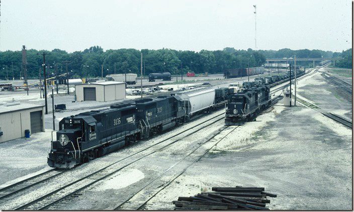 Chicago to New Orleans intermodal train IO-03 rolls in with a big cut of U. S. Army vehicles on the head end. IC 3135-3123 are rebuilt GP40s now called “GP40R”. IC and ICG’s diesel roster was just as complicated as their steam. At least they use model designations whereby in steam days there were no alpha/numeric class designations as on most other railroads. IC Fulton KY.