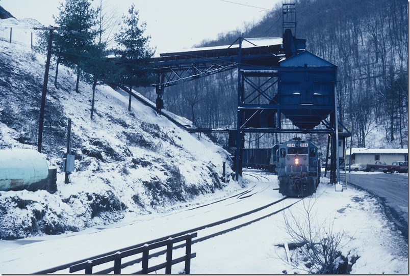 SBD GP38 2134-2163-4112 on the “Hazard No. 5” are on the main track under the Arnold tipple with CCDX (Dayton Power & Light) empties. 01-24-1987. L&N Lotts Creek.