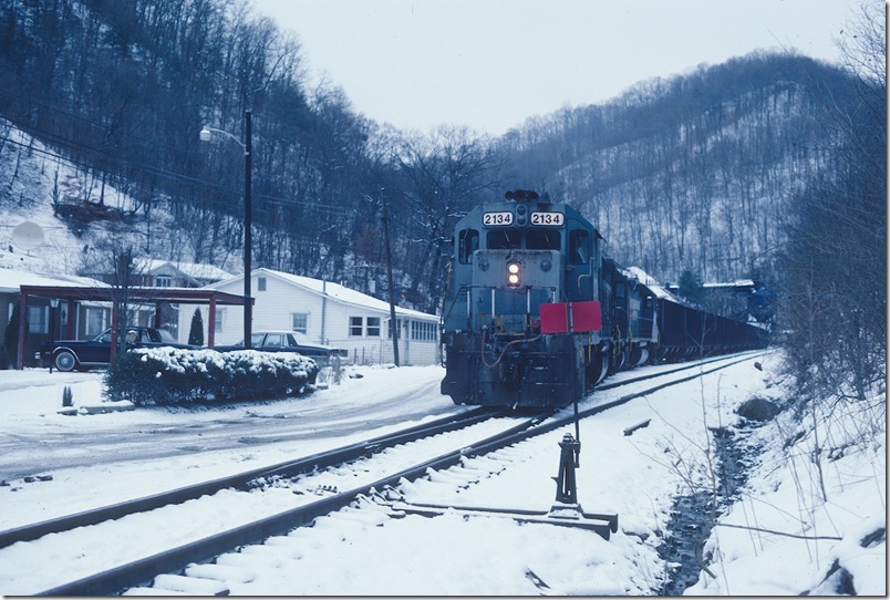 Hazard No. 5 appears to have shoved the empties into the siding. L&N Lotts Creek.