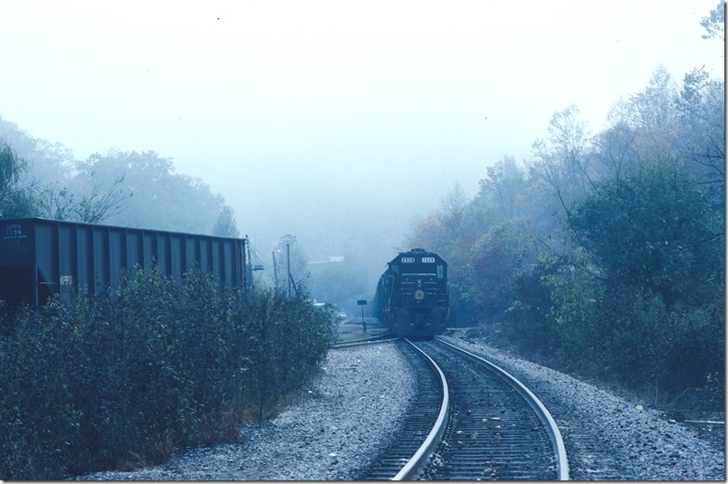 SBD GP38-2 2528-2534 head the “Hazard No. 2” mine run on Jake’s Branch. The NPPX hopper is parked on the connecting track of the Duane wye. 10-13-1987. L&N Lotts Creek.