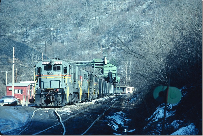 L&N 2725-2713-1309-6035 on the “Hazard No. 1” mine run load a 30-car cut at Star Fire Coal’s Arnold tipple at Bulan. L&N Lotts Creek.