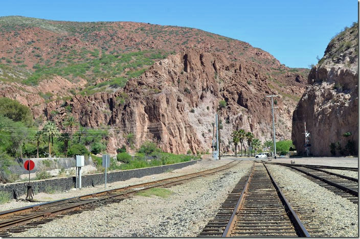 Just around the curve is the beginning of Arizona Eastern’s yard (ex-SP) where they interchange with Freeport-McMoRon. AZER yard. Clifton AZ.