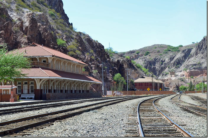 The former Southern Pacific (nee Arizona & New Mexico Ry.) depot now houses a visitors center and other civic offices. In the distance was Phelps-Dodge’s (ex-Arizona Copper Co.) office. The excavated hillside beyond that at the mouth of Chase Creek was filled up with Arizona Copper’s smelter. The A&NM’s track and engine house ended in the shadow of the smelter where a convenience store now stands. AZER yard and ex-SP depot. Clifton AZ.