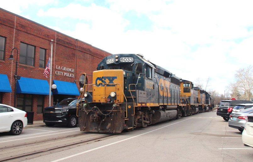 CSXT 6033, CSXT 1132, and CSXT 6582 enter LaGrange, Kentucky.