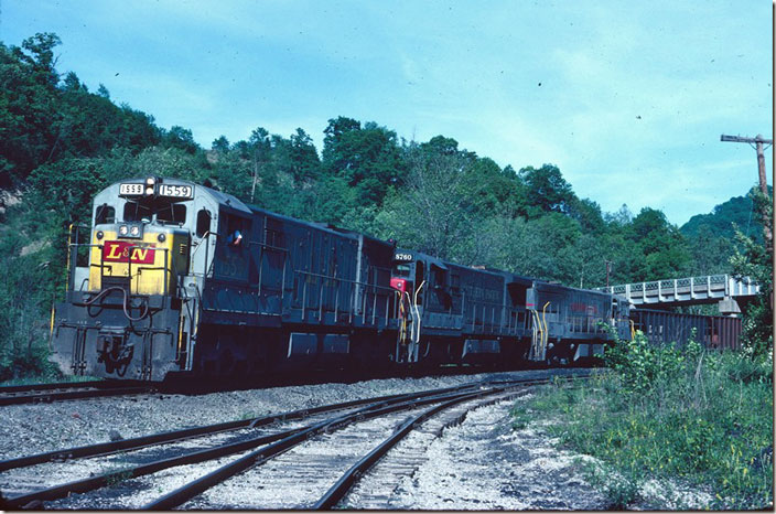 The Lynch Turn paused for a few minutes at Benham perhaps to do the brake test on his 90-car train. L&N 1559. Lynch Turn-Benham. 