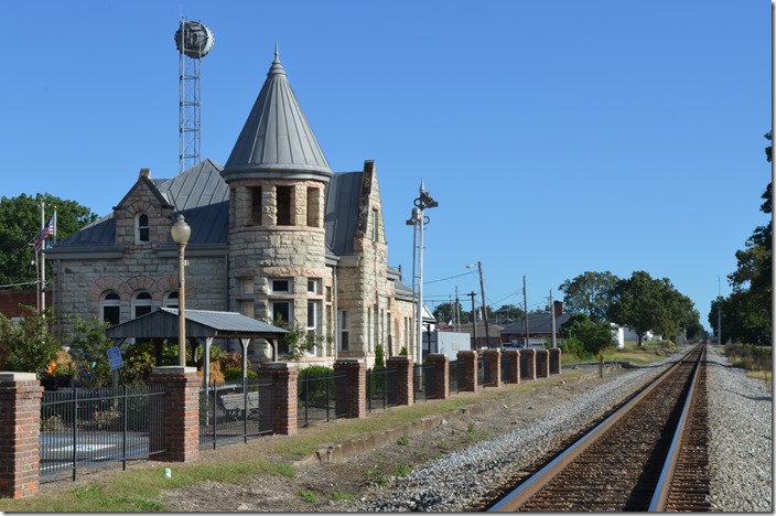 Looking north toward Chattanooga. Southern Depot. Fort Payne AL. View 2.