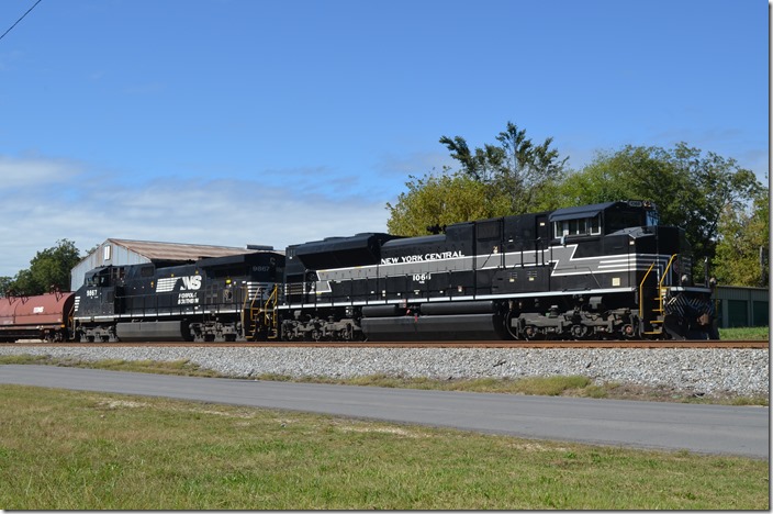 NS freight 164-05 (Birmingham to Chattanooga) pulled into the long siding for a meet with a 10,000-foot long intermodal train that had not left Chattanooga yet. Wow! The New York Central Heritage” engine! The crew was not thrilled when the dispatcher told them they would be there for a while. NS 1066-9867. Fort Payne AL.