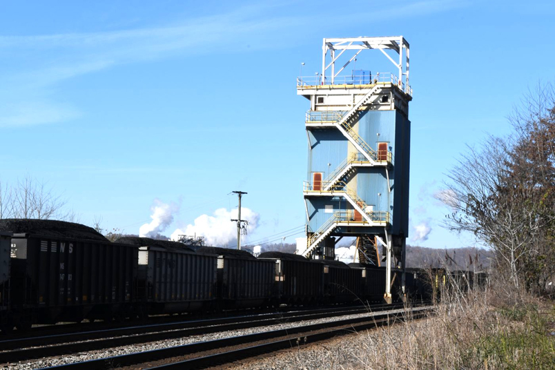 Aquila Dock is operated by Docks Creek LLC. This facility can transfer coal from barge-storage/blend-rail-truck. They can unload bottom-dump hoppers only. Rail activity has been sporadic in recent years, so finding this train was a surprise.