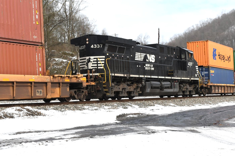 AC44C6M 4337 is the DPU. No. 4337 was built by GE as Dash 9-44CW 9022 in 1997. It was rebuilt with AC traction by Wabtec-Fort Worth in 2020.