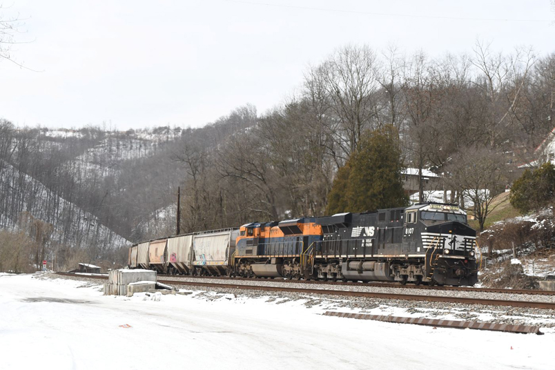 A few minutes later e/b grain train 40N hustles by behind NS 8107 and CNJ Heritage unit 1071. 01-23-2025.