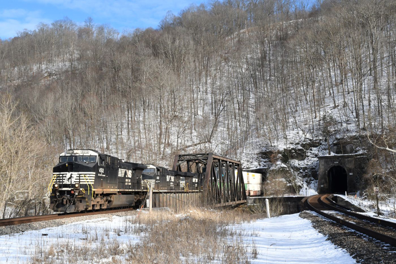 Shortly 29C burst out of Hatfield Bend Tunnel behind 4512-4102-7585. No. 29C and 28N are the hottest trains on the Pokey and Kenova Districts. The tunnels are in Pike County, Kentucky. 01-23-2025.