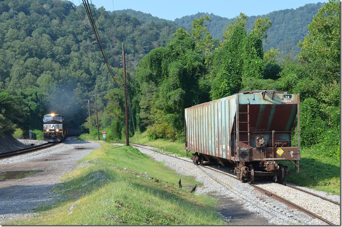 U61 passes an empty Conrail covered at an explosives dealer at Leetown. NS 9702-9670 Leetown.