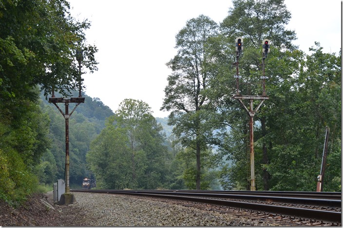 82G approaches the bracket signals at “Wise County” on the steep climb up Home Creek to Raitt Tunnel. NS 1055-9564 Wise County.