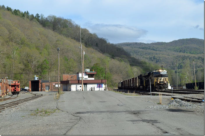 We departed for Big Stone Gap but met this train coming in. NS 8176-8134 arrive from Frisco with covered hoppers. Andover VA. NS 8176-8134.