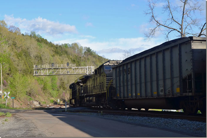 Heading to the former CRR at Dante, we overtook this eastbound coal train at St. Paul. We didn’t have much time to set up for a photo at Boody VA. NS 4215.