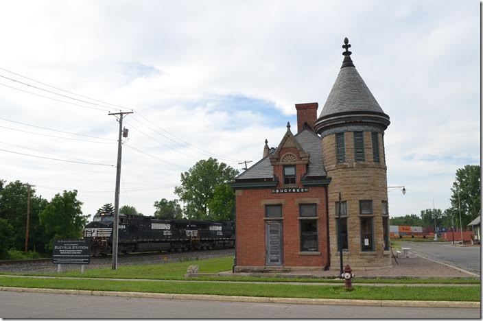 Landers to Norfolk 234-19 with NS 9288-9392-9003 follows hot on the heels of 18M with 45 vans. Bucyrus OH.