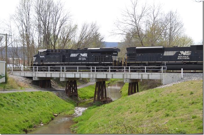 T32 crosses Yellow Creek as it switches the outbound train for a later crew. NS 8005-7209 Middlesboro KY.