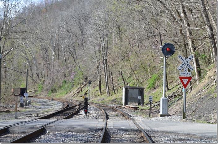 CSX “North Loyall” signal looking north toward Corbin KY on CSX’s Cumberland Valley Subdivision. HCSX hoppers are stored on the siding. This is the beginning of CTC. There was nothing in Loyall Yard except stored CSX hoppers and gons. CSX signal N. Loyall KY.