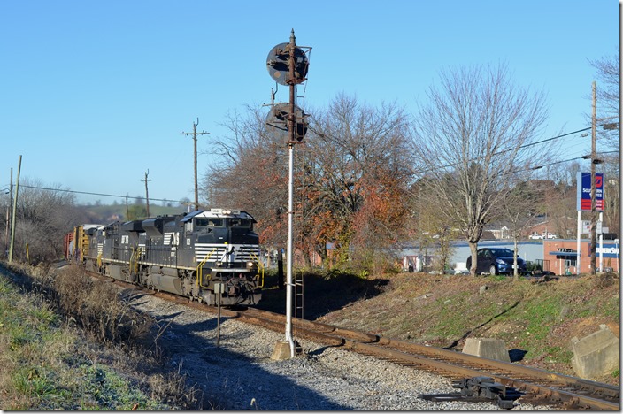 The next morning, 12-04-2015, comes e/b freight 16T-03 (Birmingham-Allentown) behind NS 1021-7685-7624 with 50 loads and 4 empties. Abingdon VA.