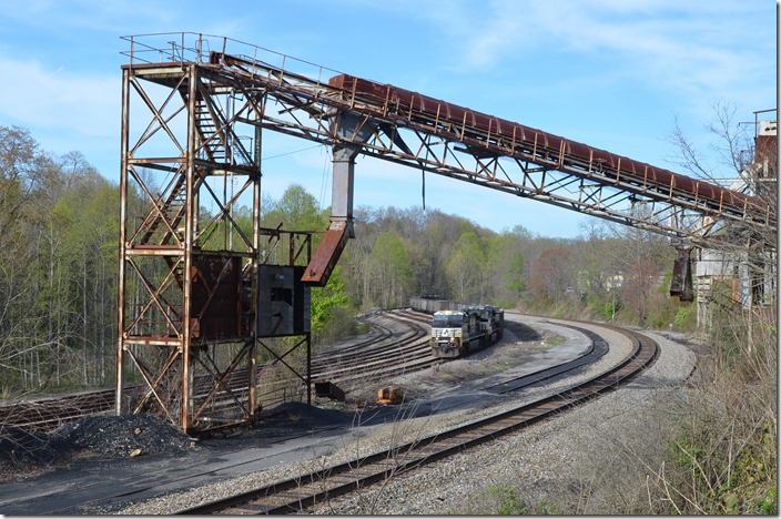 On former Interstate track, mine run U50 with NS 9850-9032 comes west at Norton (“Bopar”) past the former Cumberland Collieries tipple on the Clinch Valley Extension. The track on the right is the former N&W Clinch Valley District. The Clinch Valley Extension comprises approximately 23 miles of former Interstate Ry. track from the connection at Tacoma to Wentz. Why NS didn’t call it the “Interstate District” or “Branch” is beyond me, as the CV and CV Extension have different dispatchers and use different radio frequencies, although both are part of the Pocahontas Div. Norton VA.