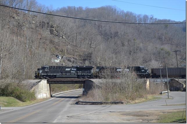 NS 1059-3613 on pusher J73 pushing 740-01 near War WV.