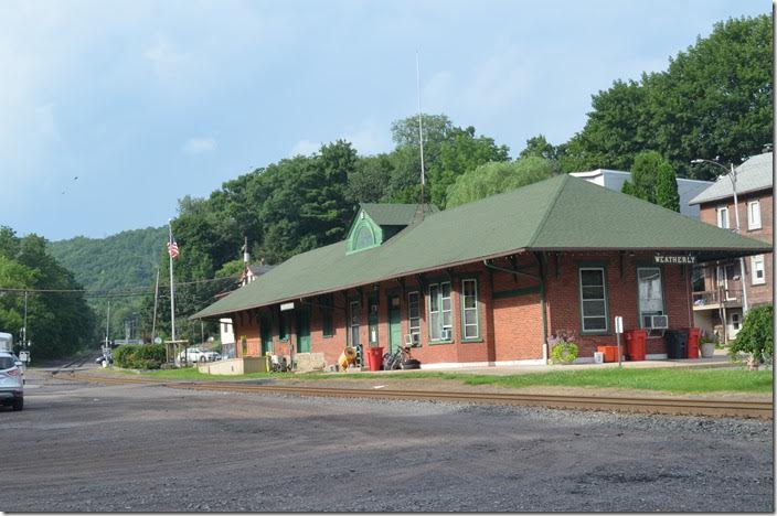 The sun came out. Can you imagine those LV 2-10-2s (C&O and PM had a few) chuffing up this grade. Or for that matter 3-4 800 HP SW8s. ex-LV depot. Weatherly PA.