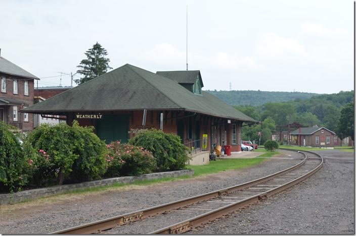 “In the day” this was double track. The Mahanoy & Hazleton Division presided over the web of coal branches in the Hazleton-Shenandoah-Mount Carmel area, dispatched a bunch of passenger trains including those of the Pennsy running from Philly to Wilkes-Barre, and too many coal trains to comprehend. ex-LV depot. View 2. Weatherly PA.