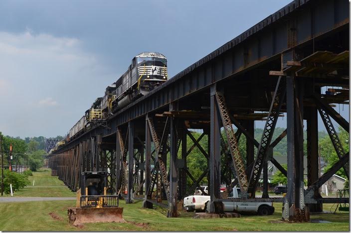 NS 2805-8796 cross the Ohio River into Kenova with e/b freight 188.