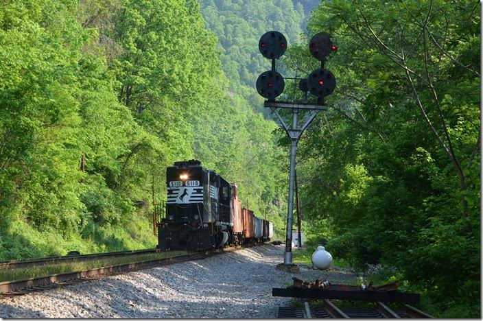 NS 5110 w/b work train 99J departs Williamson behind GP38-2 5110 with 5 cars. It is passing the “Gate” signal.