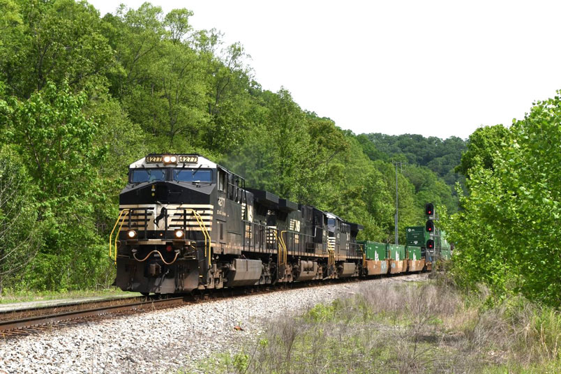 NS 4277-4622-4783 lead hot 29C-17 (Charlotte-Chicago Calumet) with 23/6 vans at Panco.