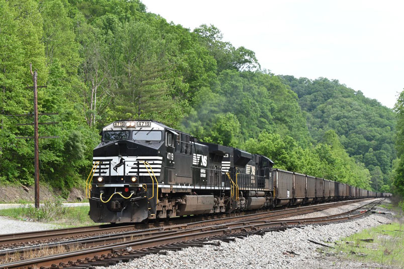 Following 29C is 830-17 (Page VA Coronado Coal-Weller Yard to Wheelersburg barge terminal for USS Clairton coke plant). 4719-1223 have 105 loads in tow.