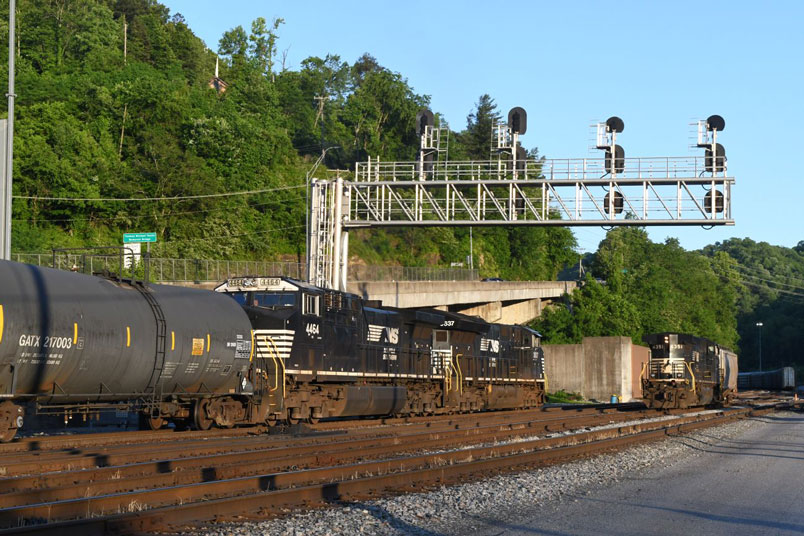 118-17 passes local J16, which has one load of ammonium nitrate for Nelson Brothers, an explosives dealer just west of town. J16 has grabbed 4351 off coke train J14.