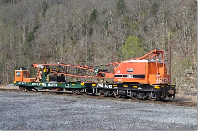 At Weller we found N&W diesel crane 514882 and idler flat 590372. The crane was built in 1979 and the flat 09-1970. Weller.