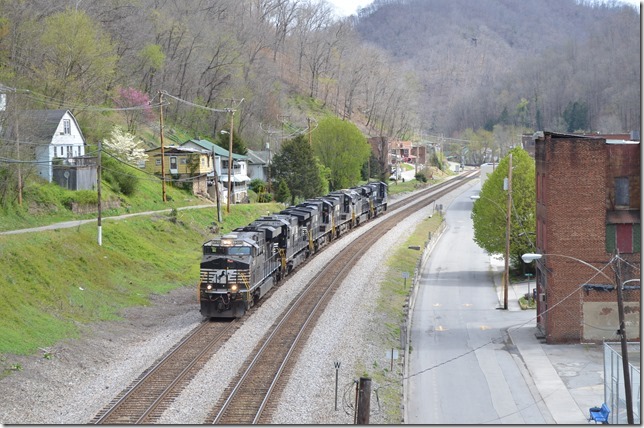 NS 7513-8796-7639-7594-8075-8149 hustle west through Iaeger on lite engine move 961-10 (Roanoke-Chicago). Iaeger.