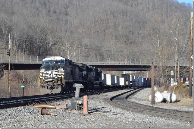 29G at Eckman. On the right is the spur to the Dan’s Branch Mine. NS 8367-2698. Eckman.