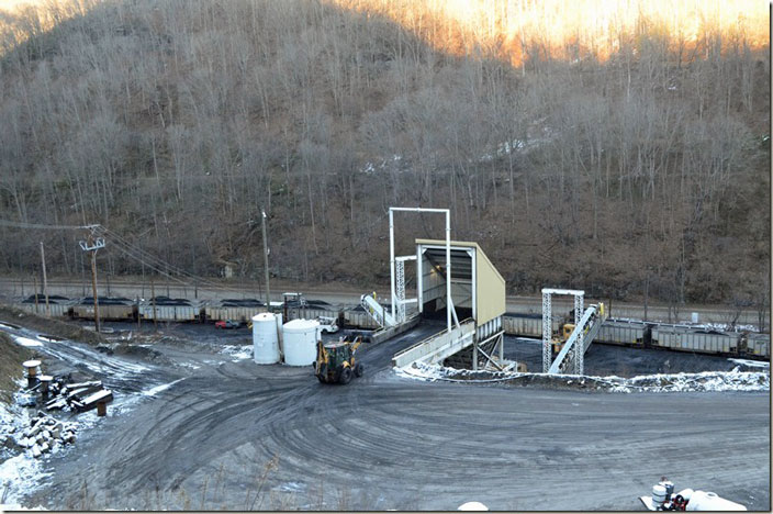 Having some light left we decided to return to Grundy via the Pokey. Star Services LLC has a 56-car single car Switchback load-out at Ennis WV. The parent company is Met Resources.