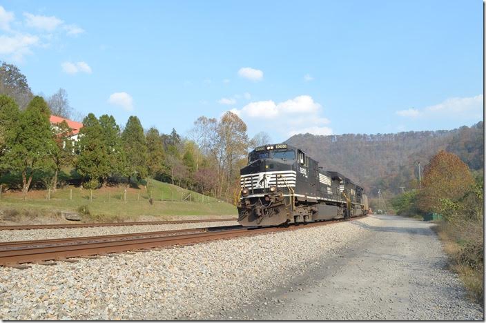 J42 rolls toward Williamson at Vulcan WV. NS 9200-1099. Vulcan WV. 