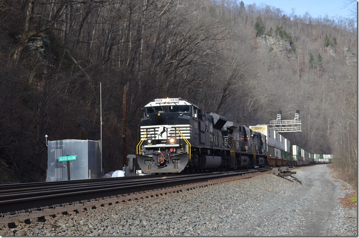 NS 7278-9115-9804 hustle w/b 217-19 (Linwood – Chicago-Calumet) at Glen Alum WV with 34/3 vans.