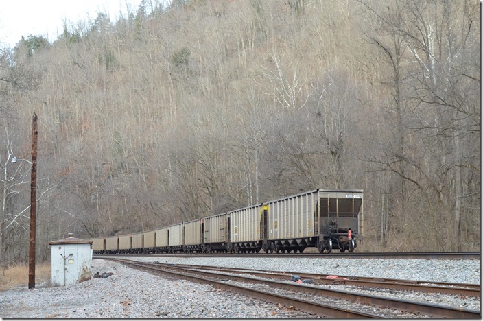 While 885 was passing on Main 1, no. 757-17 roared west on Main 2. 7261-4080 had 126 rapid-discharge TILX, MILX and WFRX empties. This train runs from the Belews Creek NC power plant to Williamson. Some of these load at the Big Omer Mine (fka Marrowbone Development) near Naugatuck. TILX hopper 421718. Devon WV.