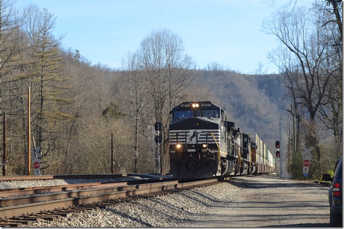 NS 9537-9648-UP 4477 lead w/b 233-18 (Norfolk – Chicago-Landers) at Vulcan WV with 31/0 vans. This is a very reliable train to see in the late morning. In the old days it was called NCO-1.