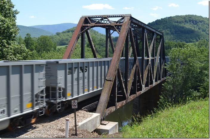 103 brand new Freight Car America tubs belonging to class G119. The truss bridge was built by Virginia Bridge & Iron Co. 100 years ago! NS bridge Natural Bridge.