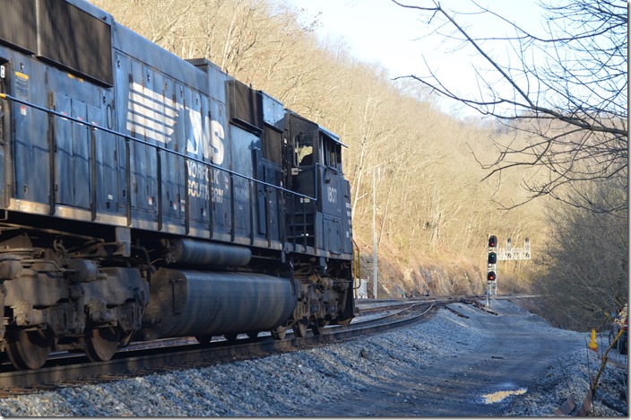 No. 133-07 (Portsmouth to Roanoke) gets a diverging clear to pull out on the main and return to their train. NS 1807-7331-8025. Rawl WV.