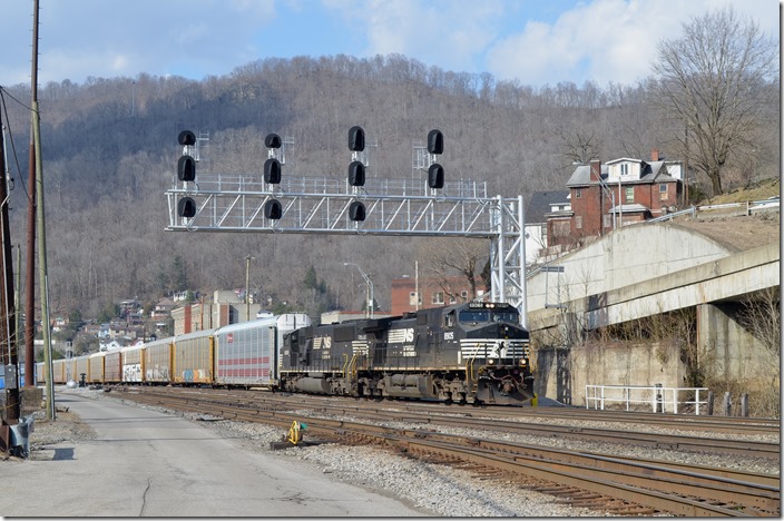 NS 8905-6808 Williamson. 272 announced its approach when passing Borderland. 8905-6808 roll through Williamson with an anticipated stop at Sycamore Cut for a crew change. No. 272-18 (Kansas City to Walkertown, NC) has 66 loads of new autos. 42 are destined for Walkertown (Winston-Salem) with Hondas, Fords, Chryslers and GMs. 24 will go to Petersburg. 272 had a beautiful new BNSF multi-level, but I missed getting the shot. It was orange instead of the basic yellow. 