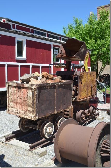 That yellow thing scoops the ore and dumps it into the car behind.