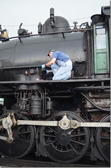 Fireman oiling the air compressor on 475.