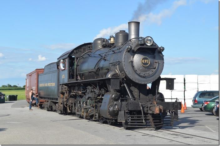 Uncoupling from the vintage freight cars at Strasburg. N&W 475.